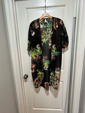 Live 4 Truth women’s size M Black tropical cafton beach cover. LIKE NEW